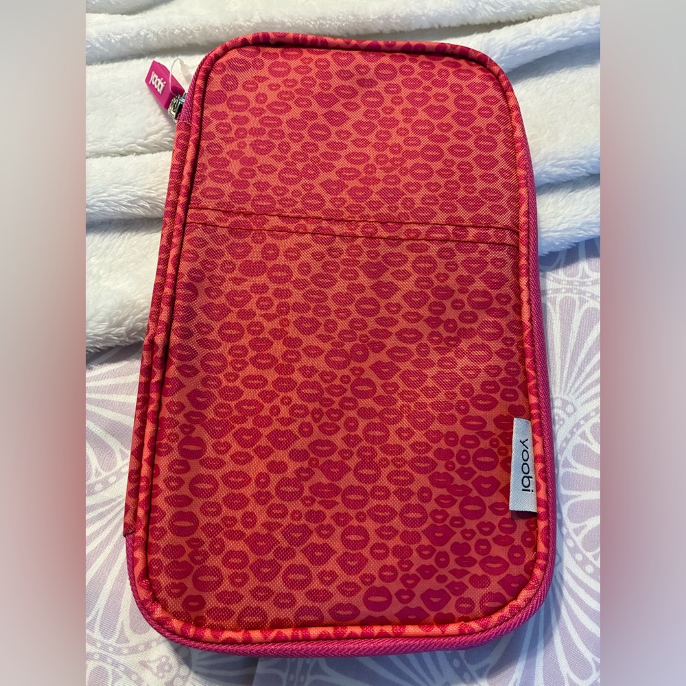 Yoobi Red Lip-print Zippered Organizer